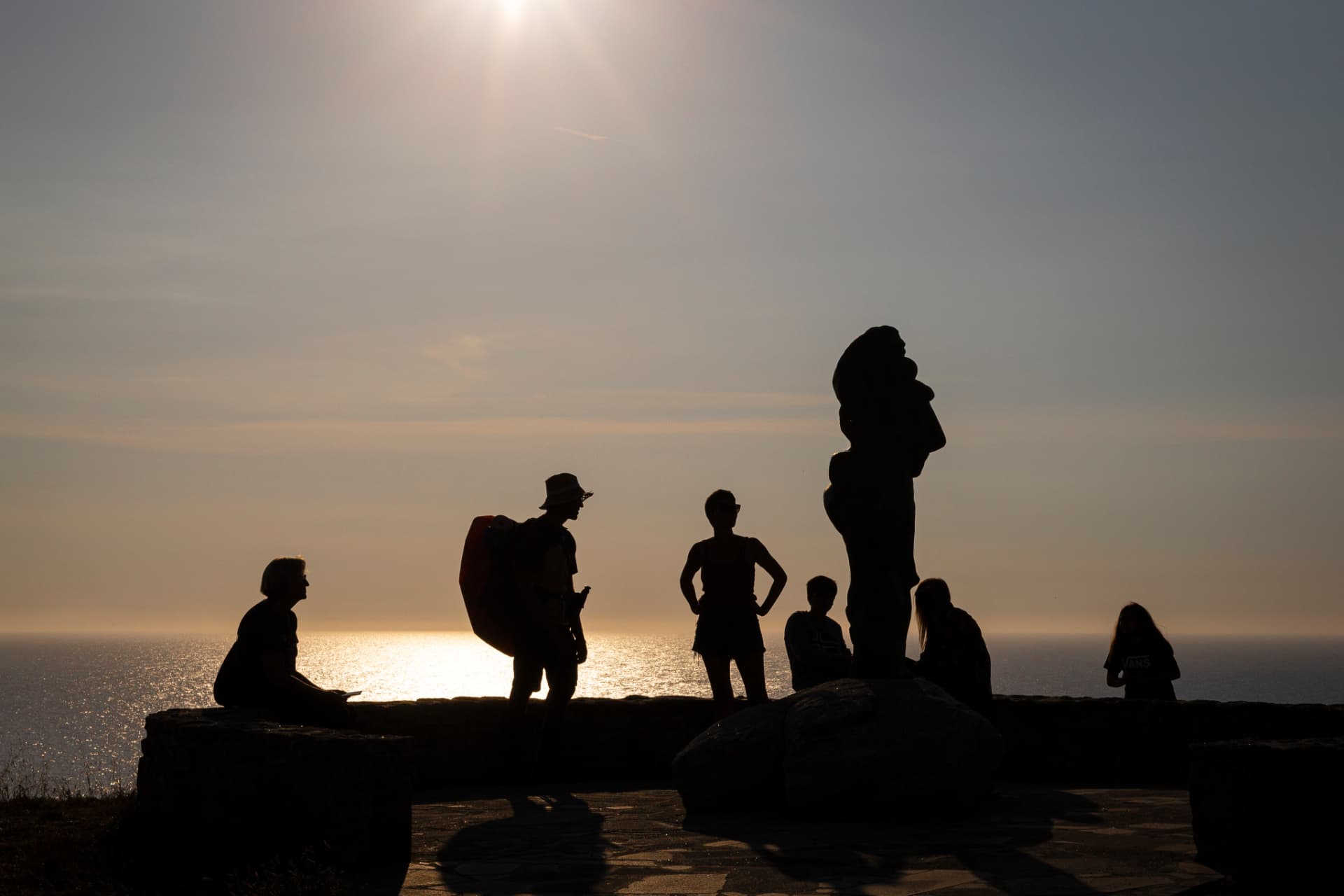 Atardecer en Laxe, A Espera, con siluetas de personas junto al mar