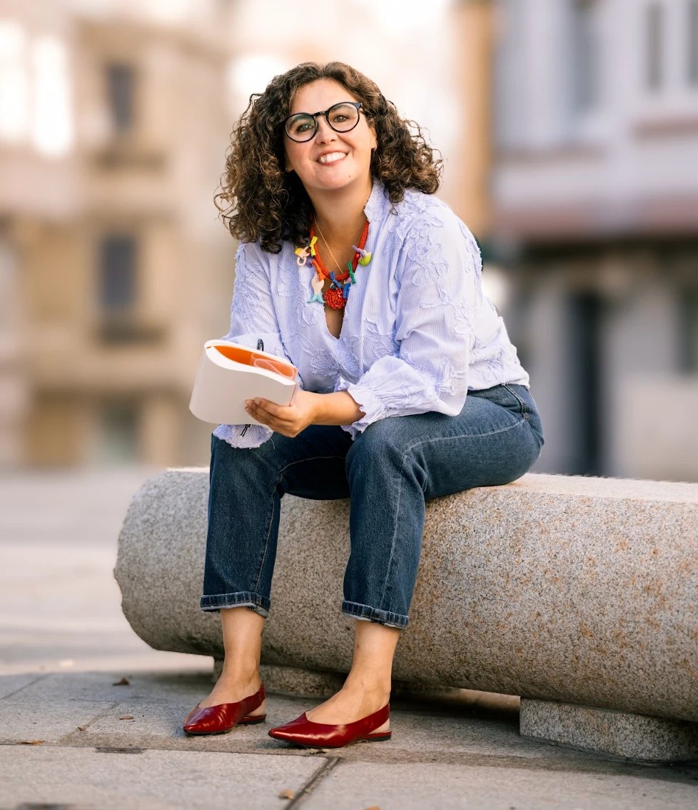 Marta Rodríguez Casas con su cuaderno de campo